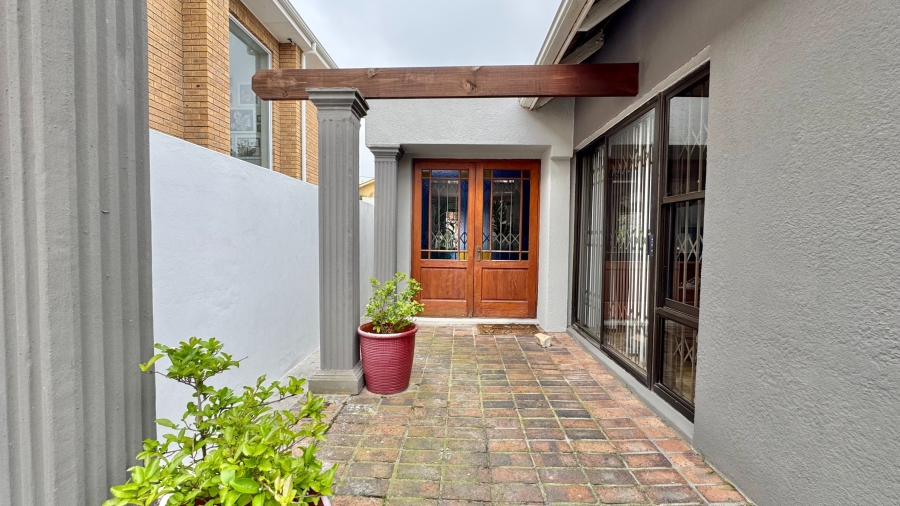 5 Bedroom Property for Sale in Lochnerhof Western Cape
